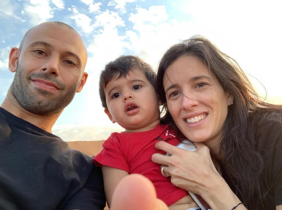 Mascherano con su mujer y su hijo más chico