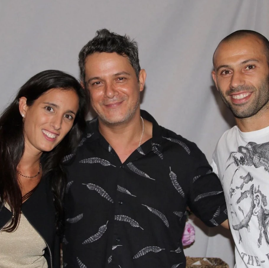 Mascherano y Fernanda con Alejandro Sanz