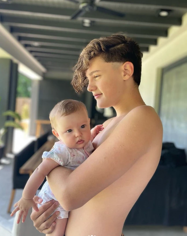 Ana García Moritán cuando era bebé y su hermano Bautista Vicuña: Pampita y Benicio dicen que son parecidos.