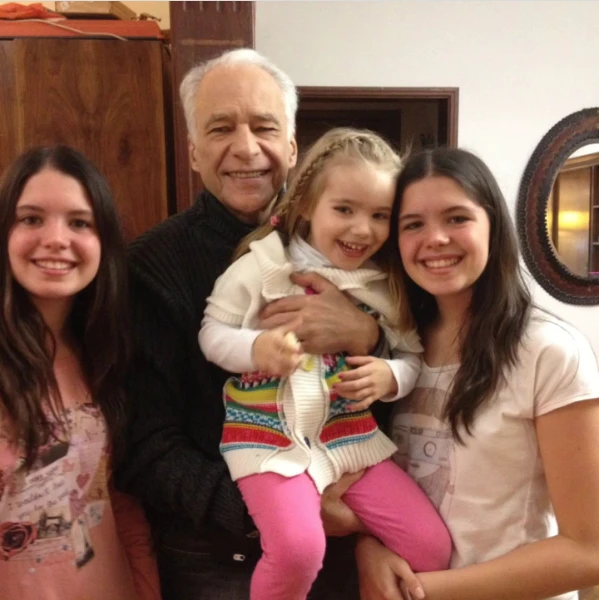 Alberto Cormillot publicó una foto donde aparece con sus nietas en el Díua del Abuelo.