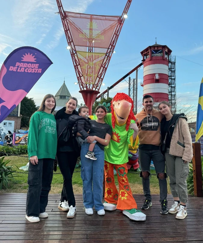 Cubero y Viciconte con Luca y las tres chicas que el ex futbolista tuvo con Nicole Neumann, Indiana, Allegra y Sienna.