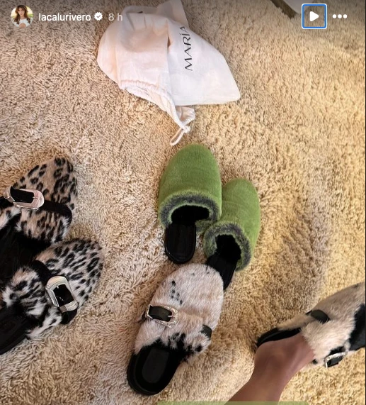 Calu Rivero usa mules de piel sintética, un zapato súper fashionista.