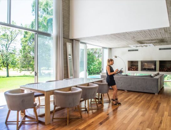 Arquitectura de vanguardia para una casa que rompe los límites interior/exterior