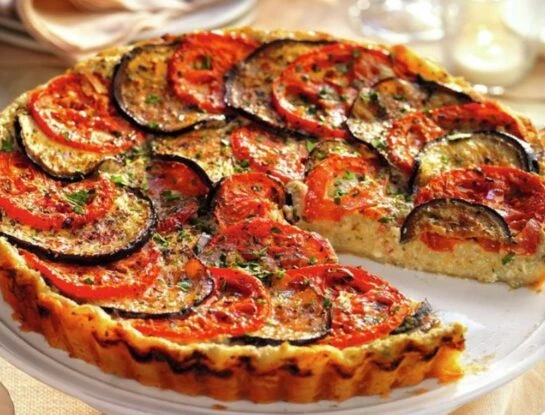 La receta de la tarta de berenjena, tomate y queso, perfecta para salir del apuro