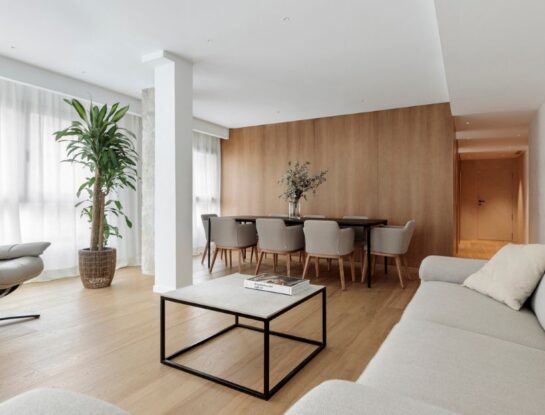 Un departamento que combina blanco y madera clara a la perfección