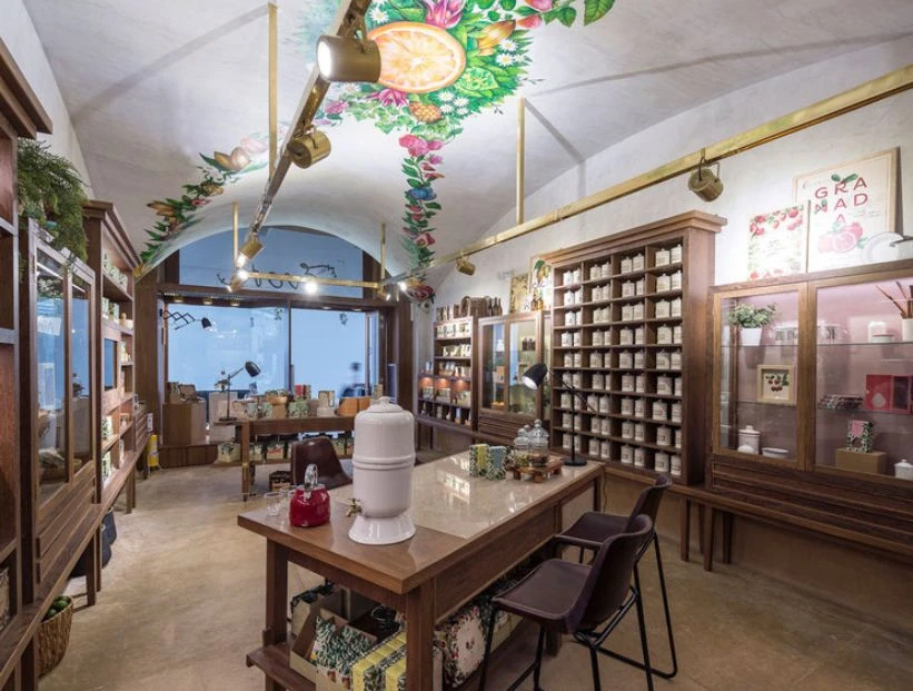 Divina: así se diseñó una tienda de snacks con aires vintage y espíritu boticario