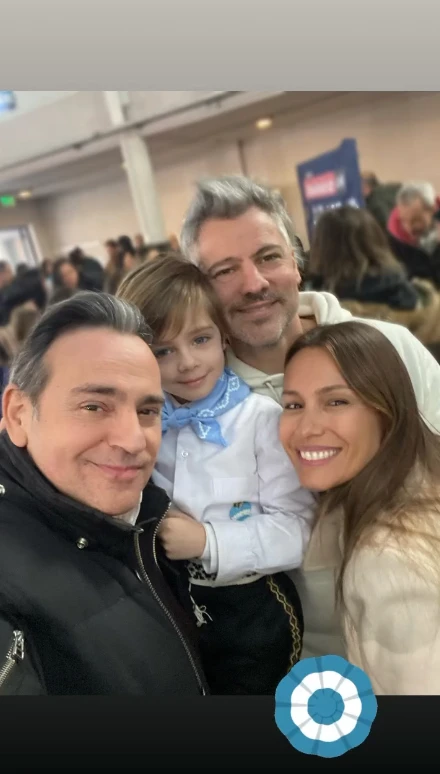 El look athleisure de Pampita en el acto escolar de Gauthier, su ahijado