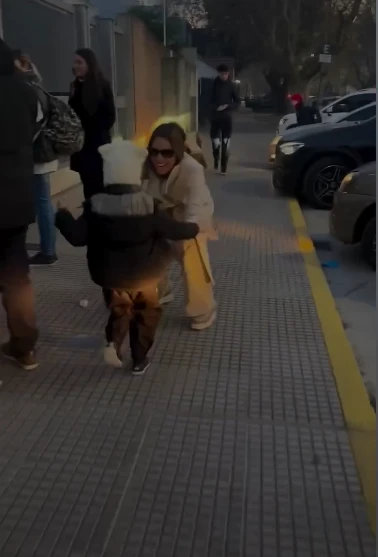 El look athleisure de Pampita en el acto escolar de Gauthier, su ahijado