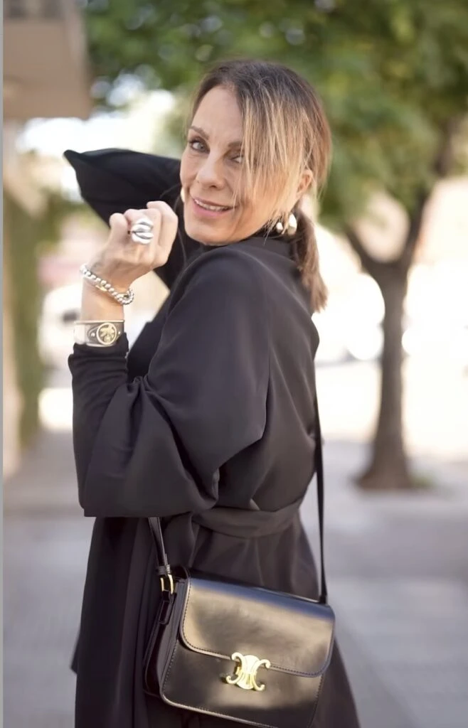 El look total black de Nequi Galotti. Foto: Instagram.