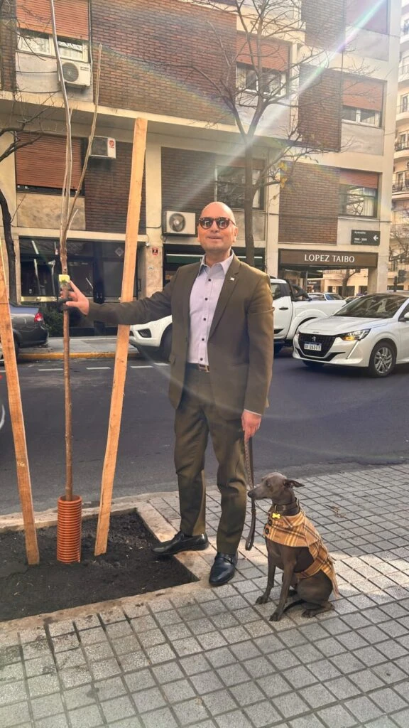 Fabián Medina Flores plantó un árbol. Foto: Instagram.