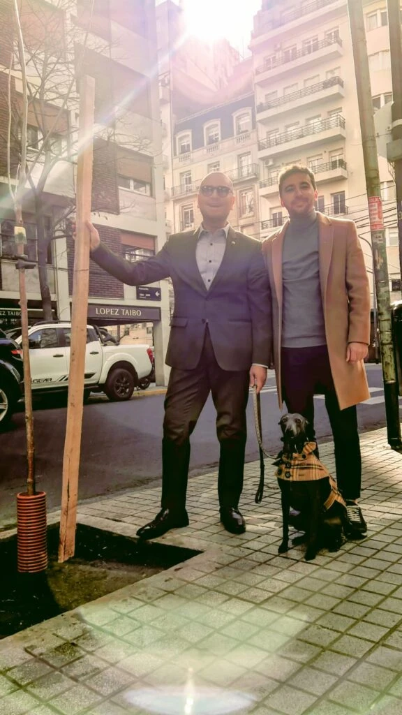 Fabián Medina Flores plantó un árbol. Foto: Instagram.