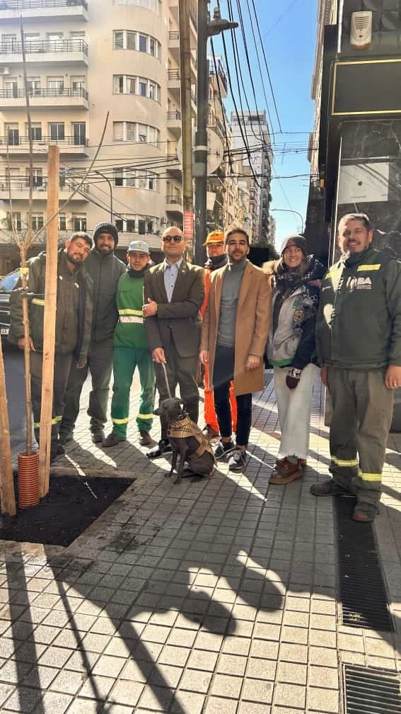 Fabián Medina Flores plantó un árbol. Foto: Instagram.