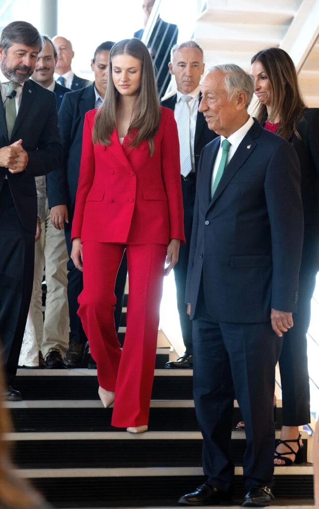 La princesa Leonor deslumbró con un look rojo total. Foto: Fotonoticias. 