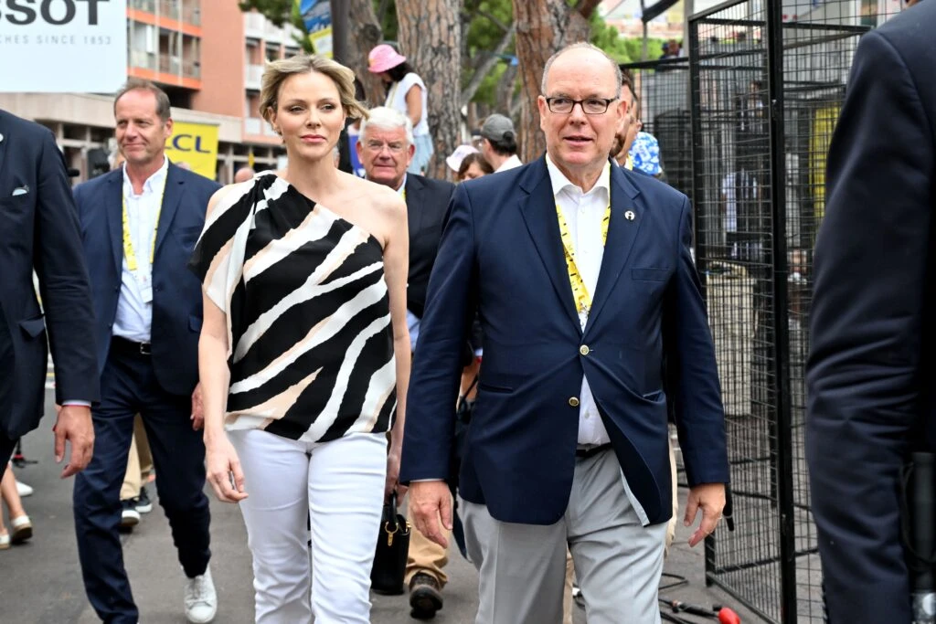 Chalène de Mónaco muestra cómo se lleva el animal print furor del verano europeo