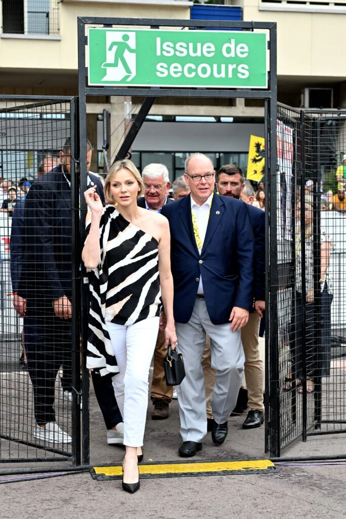 Chalène de Mónaco muestra cómo se lleva el animal print furor del verano europeo