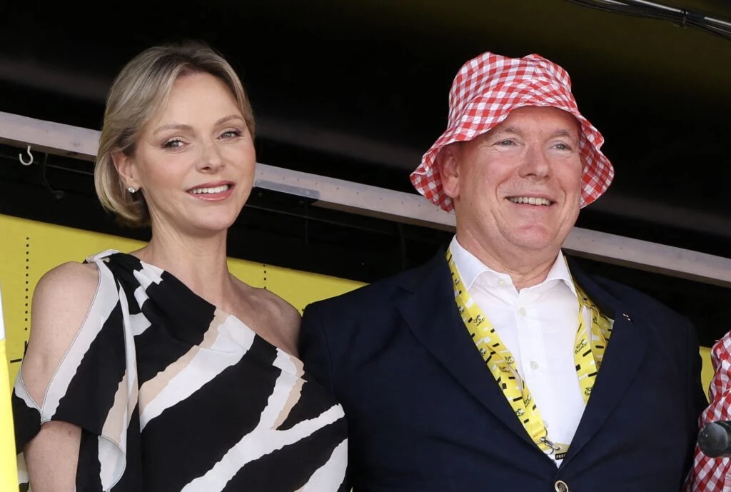 Chalène de Mónaco muestra cómo se lleva el animal print furor del verano europeo