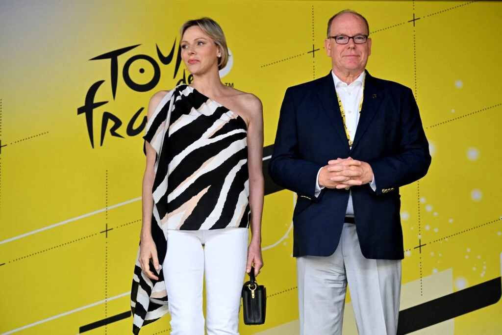 Chalène de Mónaco muestra cómo se lleva el animal print furor del verano europeo