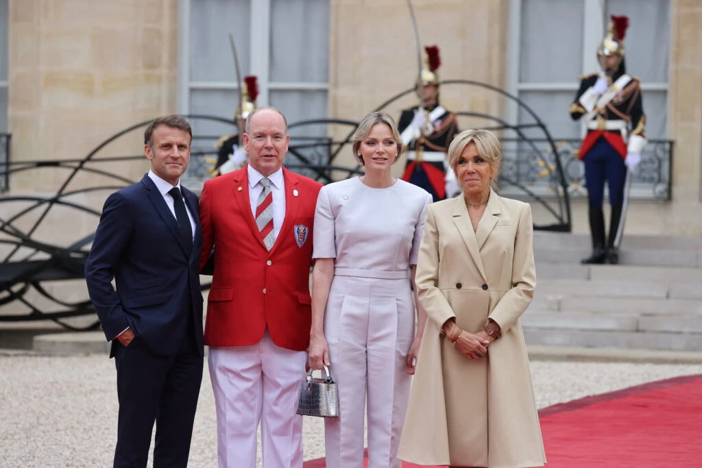 Javier Milei entre royals