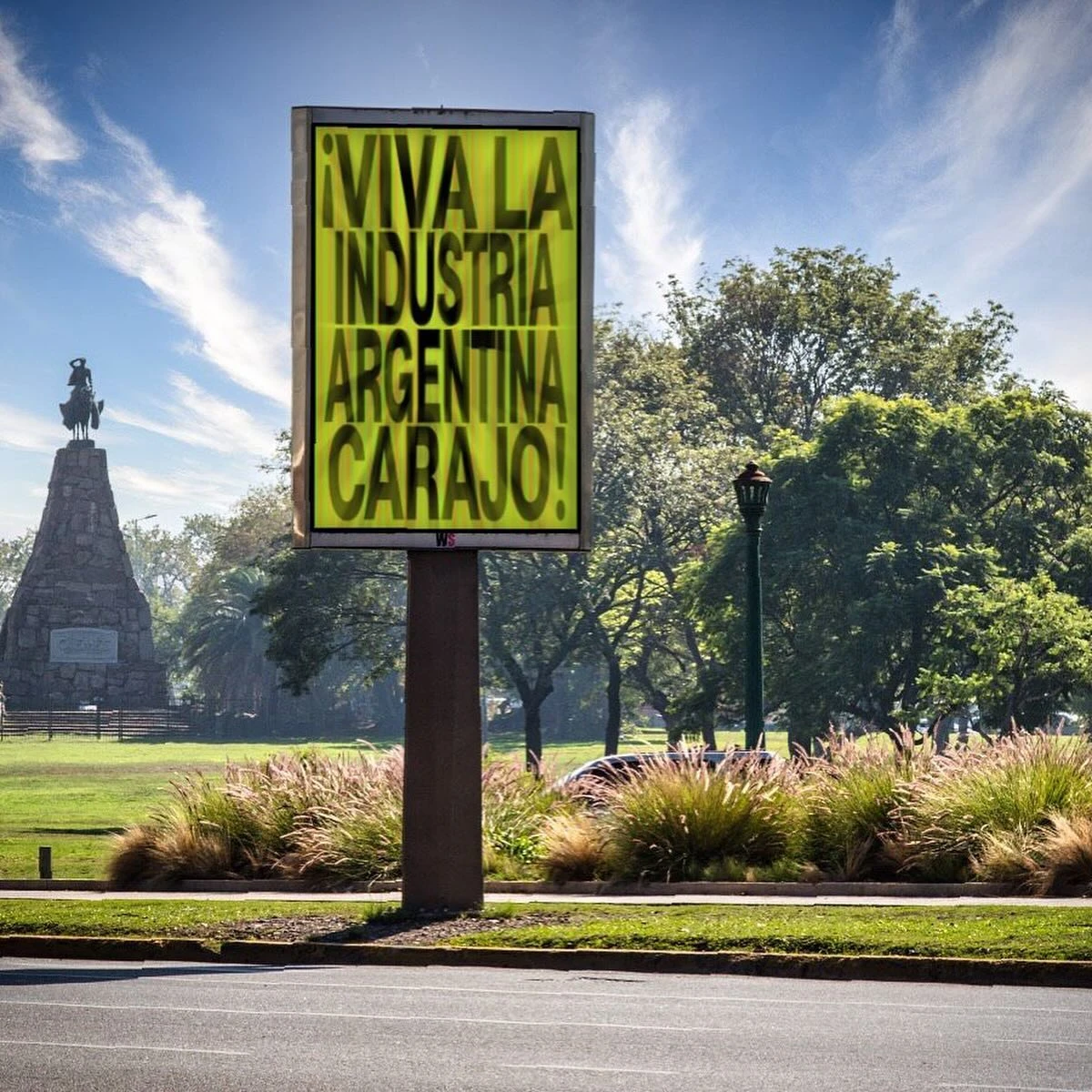 Los anuncios en la vía pública de la apertura de la muestra de Grupo Bondi en Satsch Gallery.