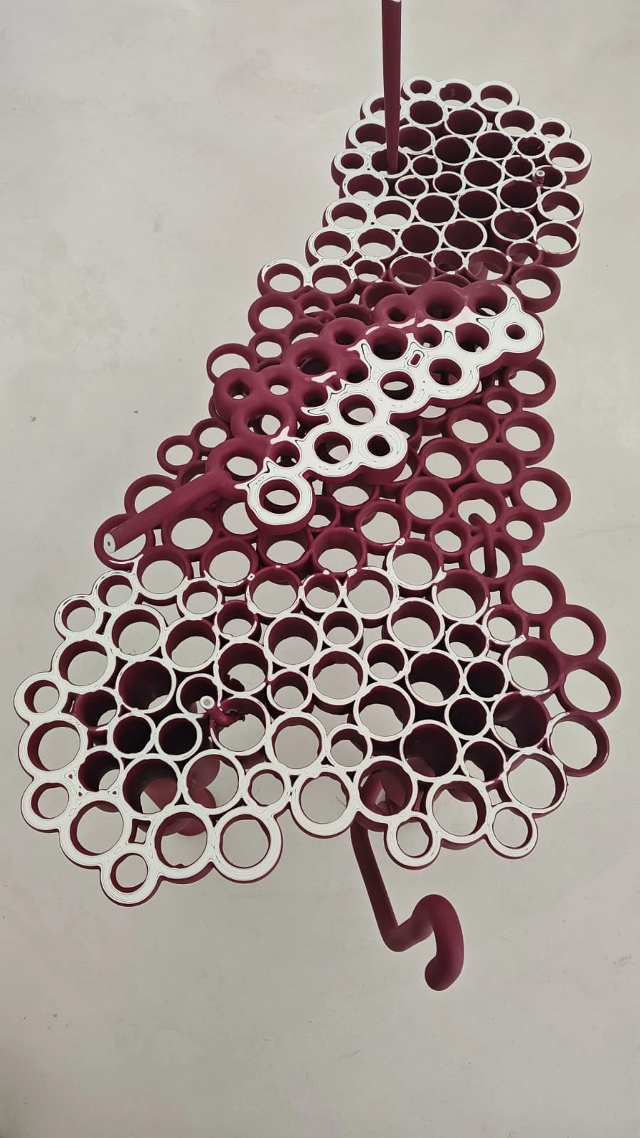 En "Hiperpintura" Grupo Bondi exhibe piezas concebidas en la intersección entre escultura y mobiliario.