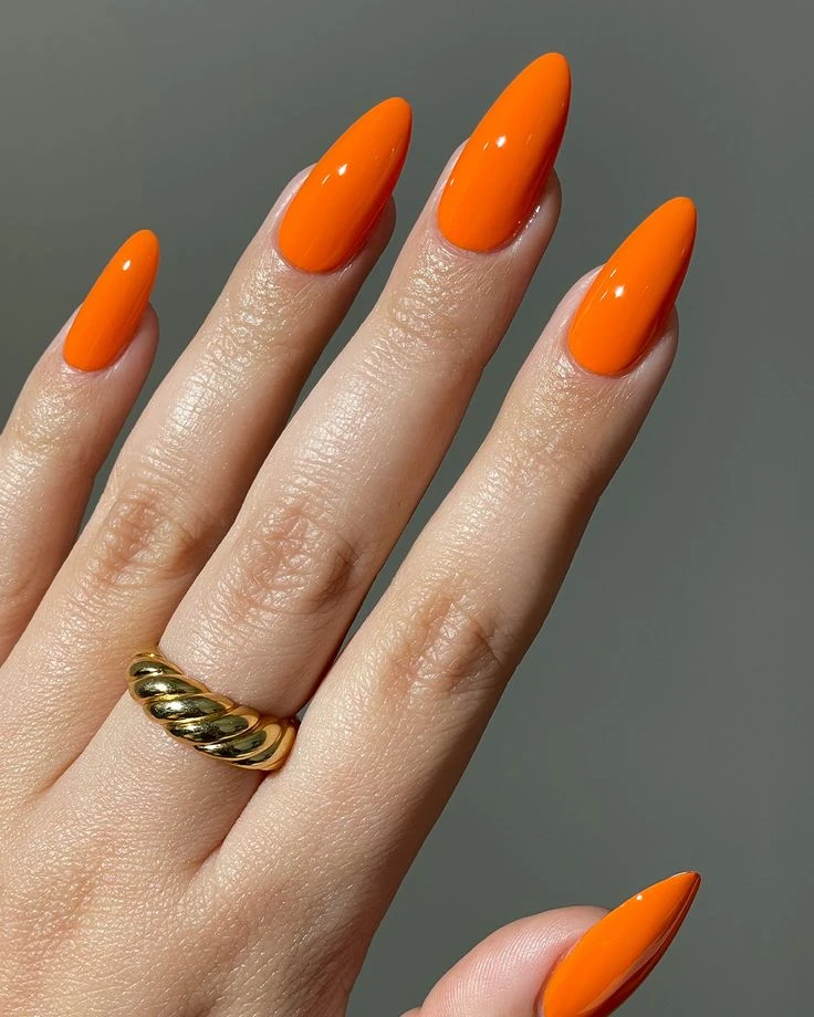 Orange nails: el color de uñas que marca tendencia en el street style