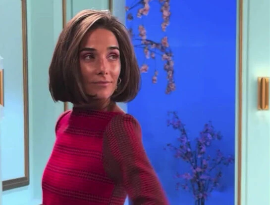Juana Viale y su look total red para la mesaza: "A prueba de frío"