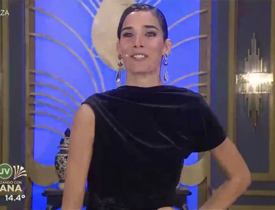 Juana Viale causó impacto en la mesaza con un look total black de terciopelo