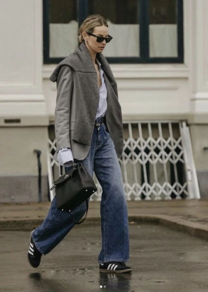 Jeans con zapatillas, la combinación perfecta para este clima cambiante. Foto: Pinterest.