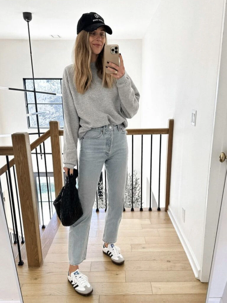 Jeans con zapatillas, la combinación perfecta para este clima cambiante. Foto: Pinterest.