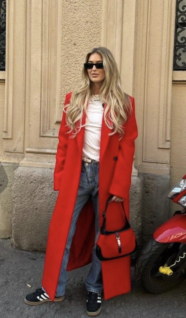 Jeans con zapatillas, la combinación perfecta para este clima cambiante. Foto: Pinterest.