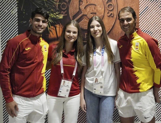 Las fotos de la princesa Leonor y la infanta Sofía en los JJOO de París: fueron a ver el partido de Rafael Nadal y Carlos Alcaraz