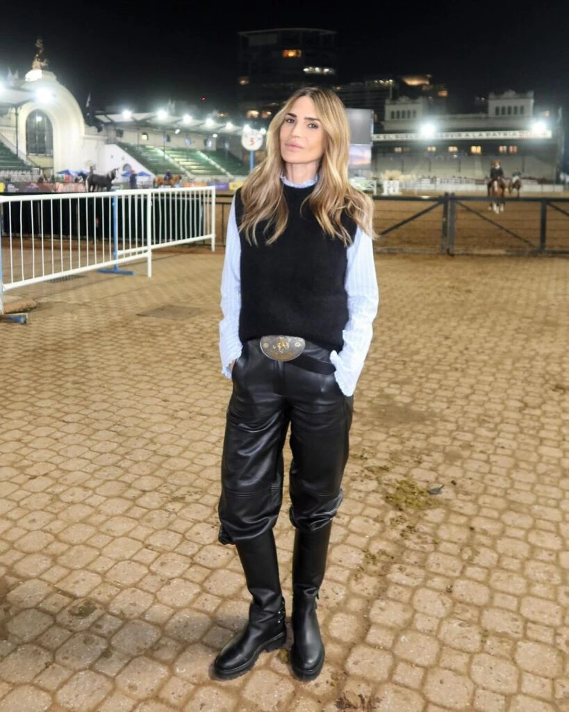 María Vázquez nos enseña cómo potenciar los básicos con un accesorio clave