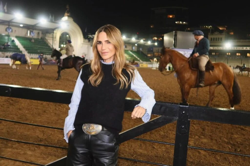 María Vázquez nos enseña cómo potenciar los básicos con un accesorio clave