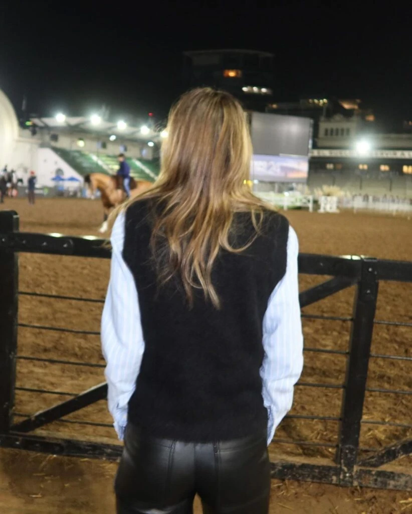 María Vázquez nos enseña cómo potenciar los básicos con un accesorio clave