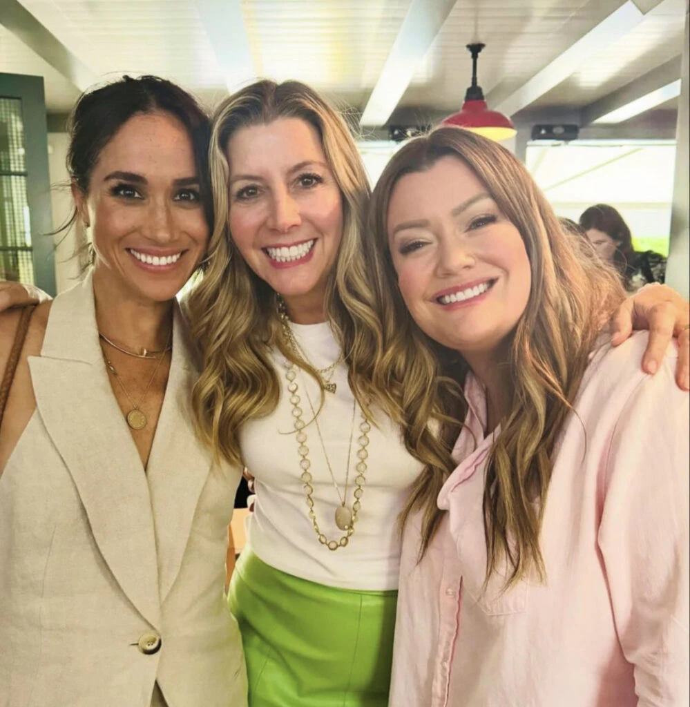 Meghan Markle se lució con un look sastrero en los Hamptons. Foto: Instagram.