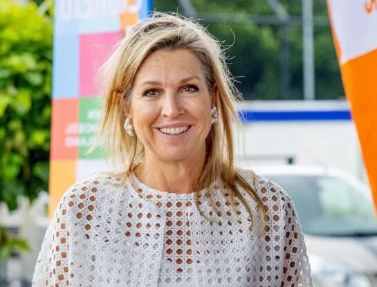 Máxima Zorreguieta cautiva con su look circular y total white