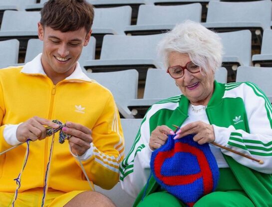 Tom Daley, el clavadista británico que es viral por ser fan de los tejidos