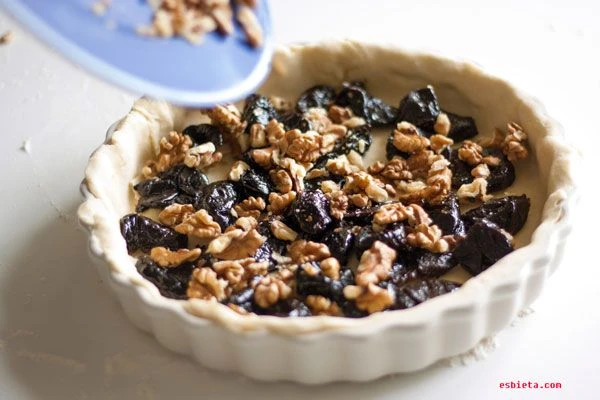 Pastel de ciruelas pasas, nueces y yogur griego