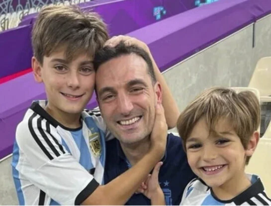 Así están Ian y Noah, los hijos de Lionel Scaloni y Elisa Montero