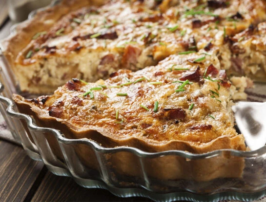 Tarta crocante de puerros, jamón y queso con masa de papa: la receta de Coco Carreño ideal para la cena