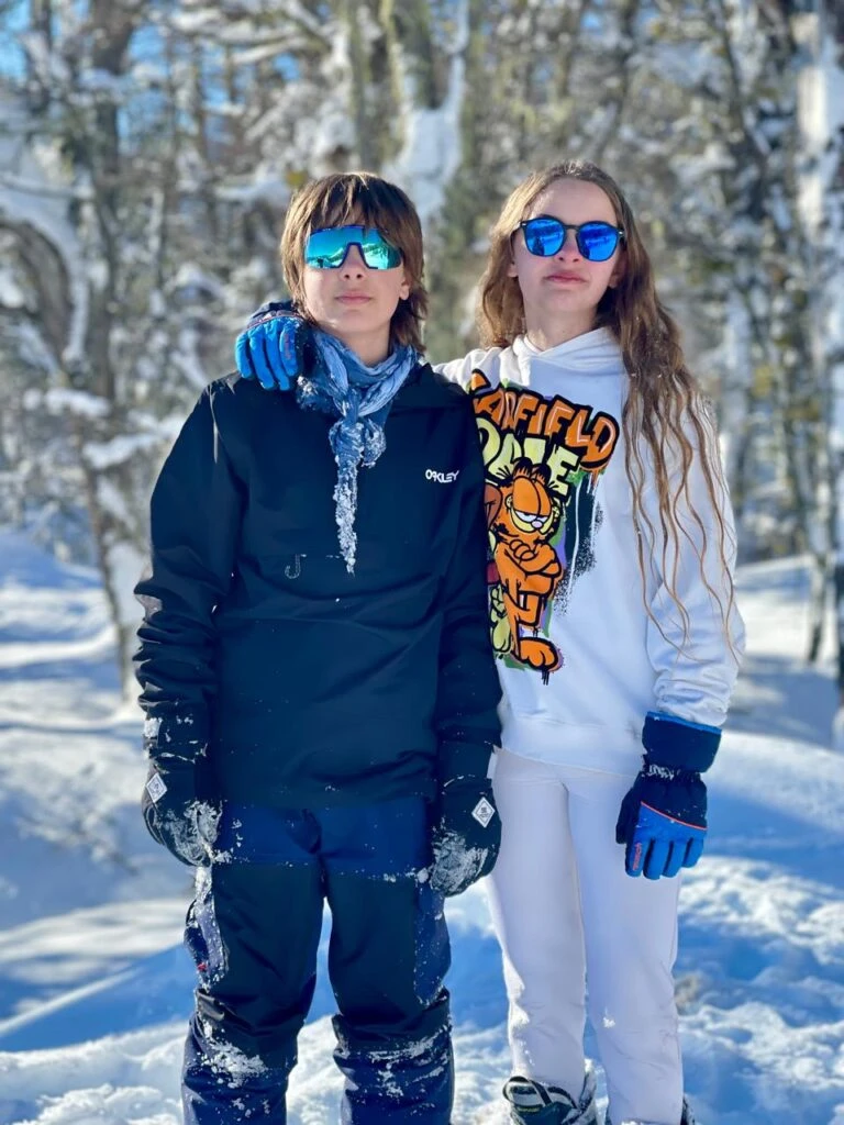 Isabella y Paul Goycochea, los hijos de Flor de la V practicaron ski en Chapelco