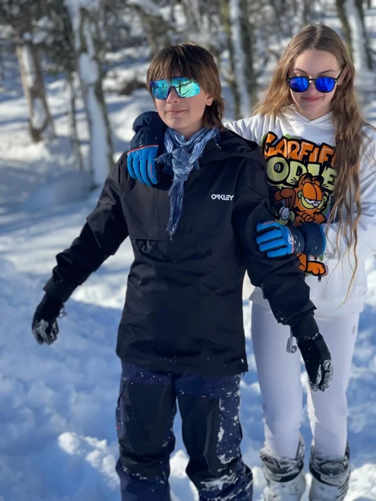 Isabella y Paul Goycochea, los hijos de Flor de la V practicaron ski en Chapelco