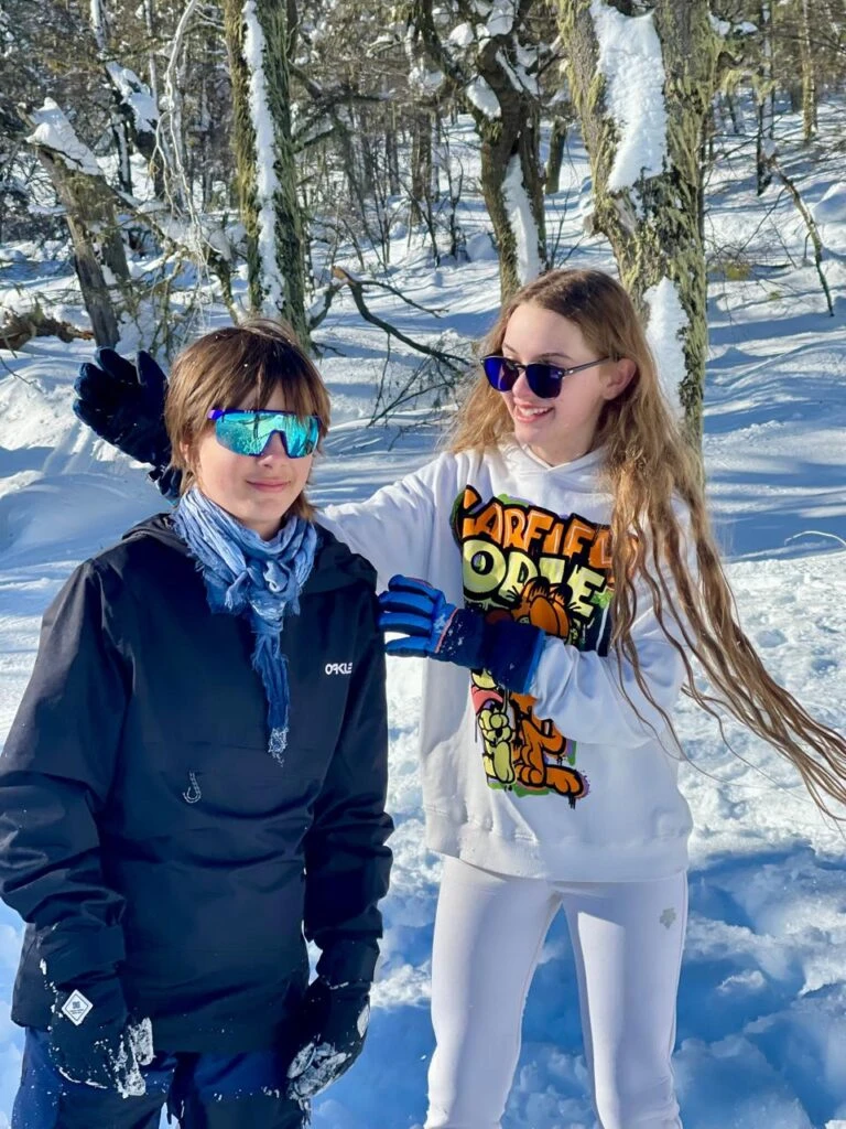 Isabella y Paul Goycochea, los hijos de Flor de la V practicaron ski en Chapelco