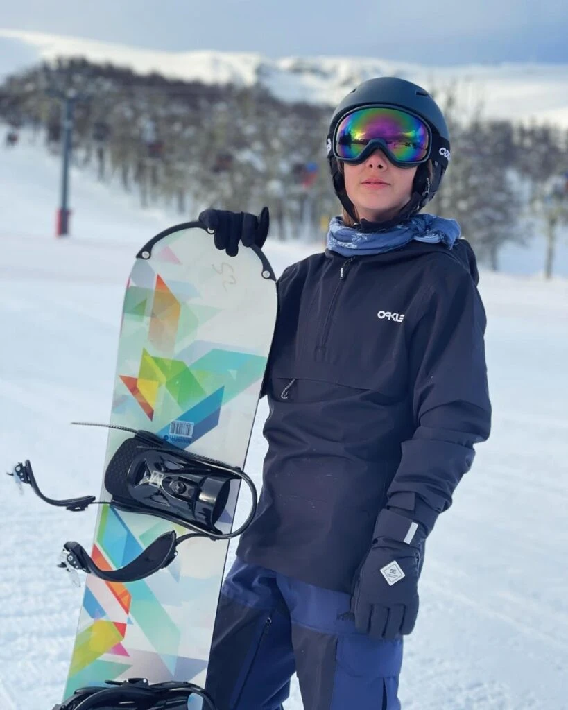 Isabella y Paul Goycochea, los hijos de Flor de la V practicaron ski en Chapelco