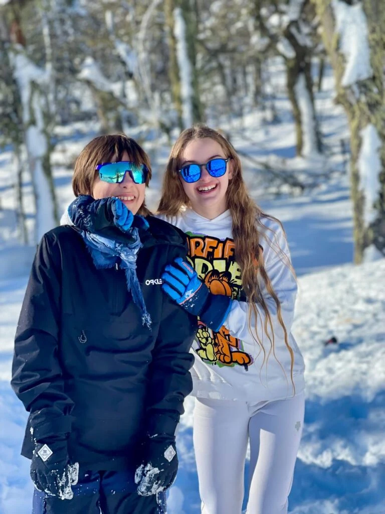 Isabella y Paul Goycochea, los hijos de Flor de la V practicaron ski en Chapelco