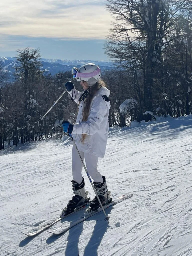 Isabella y Paul Goycochea, los hijos de Flor de la V practicaron ski en Chapelco