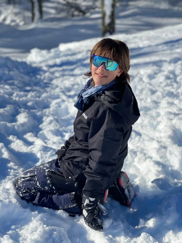 Isabella y Paul Goycochea, los hijos de Flor de la V practicaron ski en Chapelco