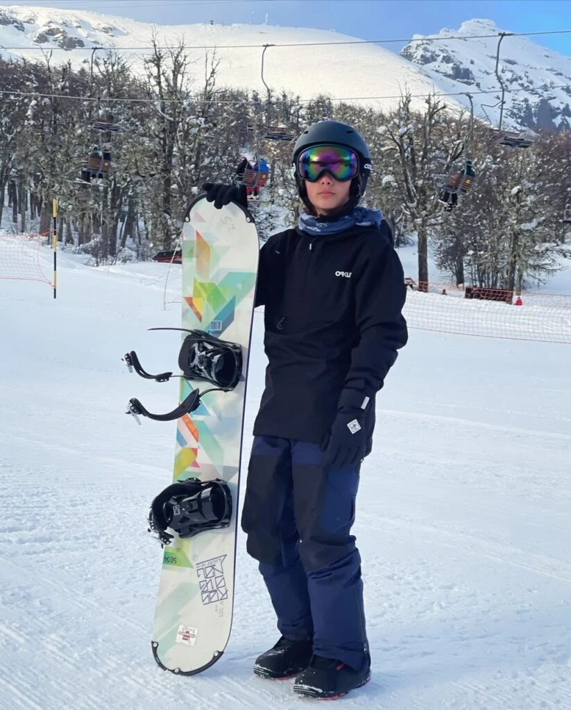 Isabella y Paul Goycochea, los hijos de Flor de la V practicaron ski en Chapelco
