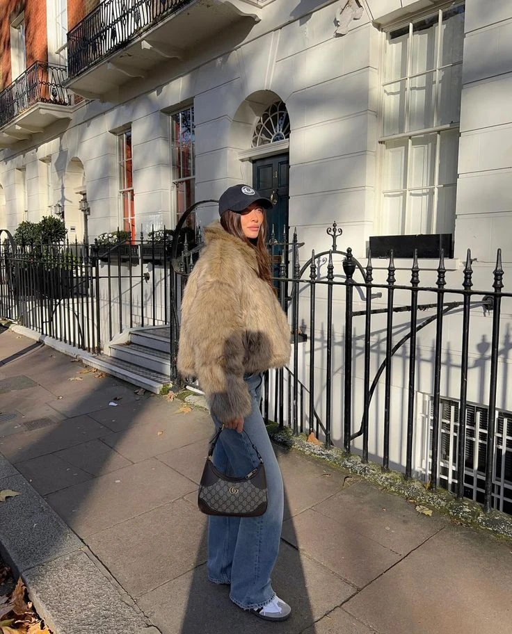 Guía de estilo: cómo lucir los abrigos de pelo sintético para conseguir un look mob wife