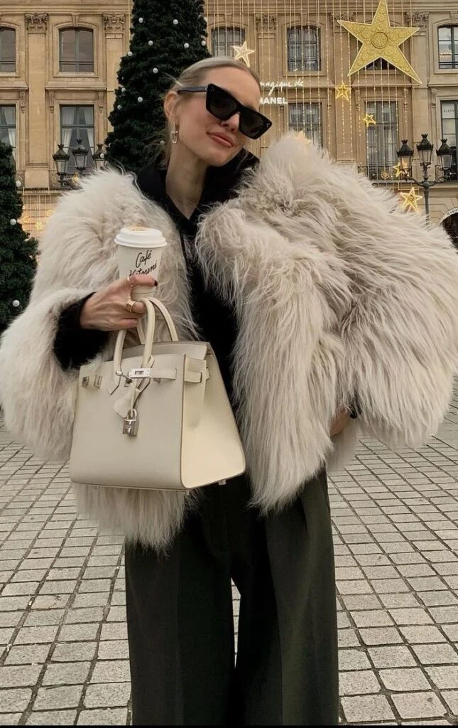 Guía de estilo: cómo lucir los abrigos de pelo sintético para conseguir un look mob wife